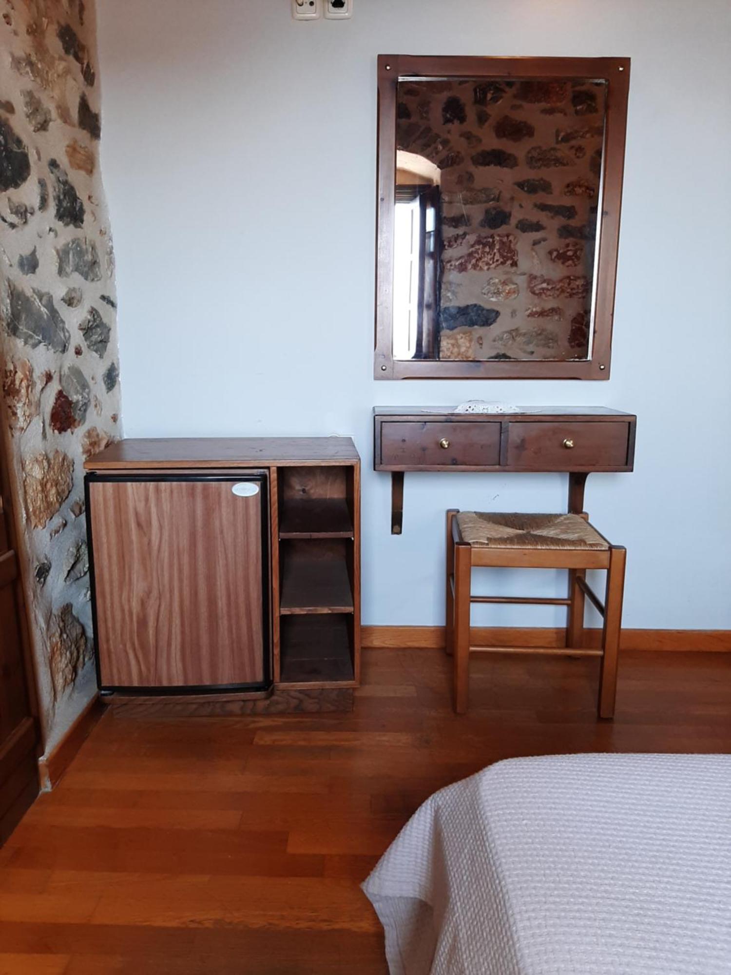 Pyrgoi Theodorakaki: O Gerolimenas Hotel Bilik gambar