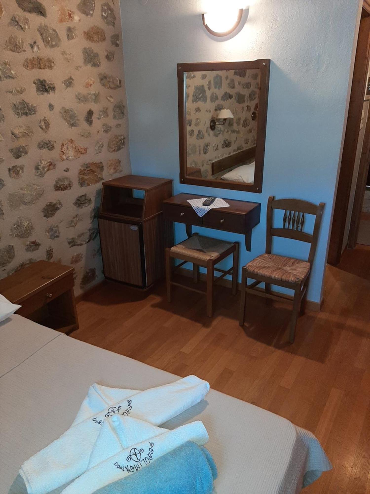 Pyrgoi Theodorakaki: O Gerolimenas Hotel Bilik gambar