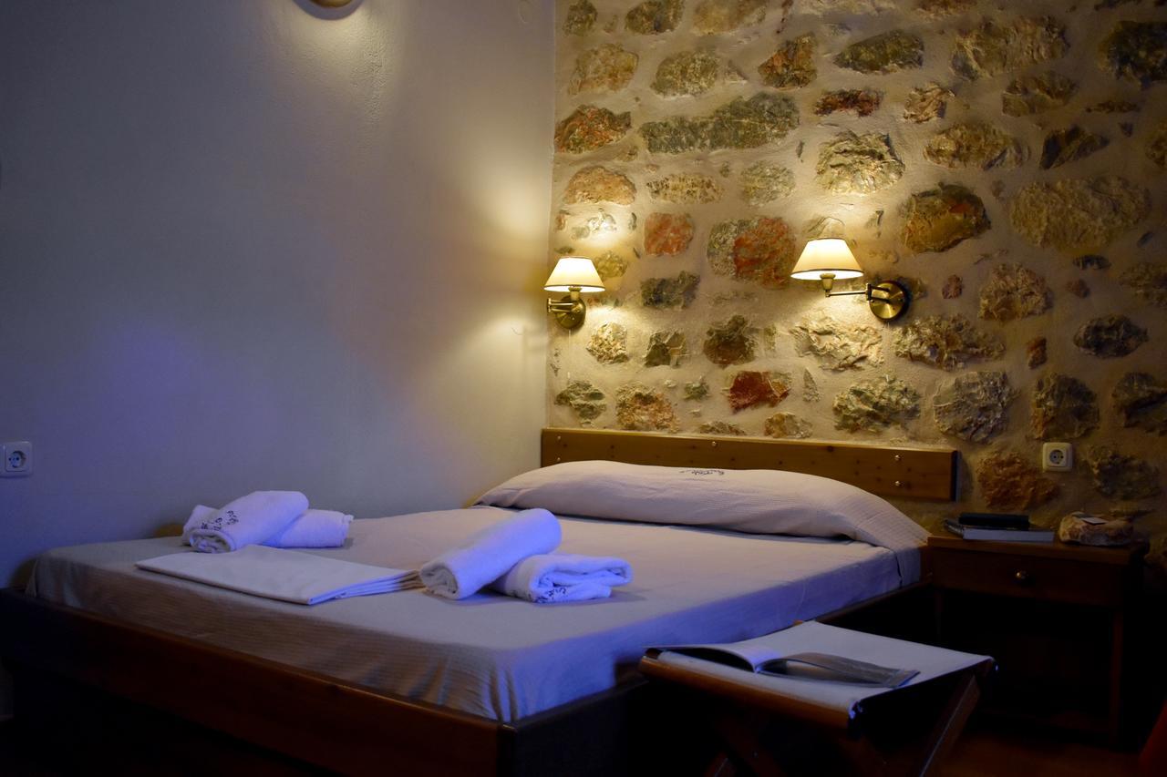 Pyrgoi Theodorakaki: O Gerolimenas Hotel Bilik gambar